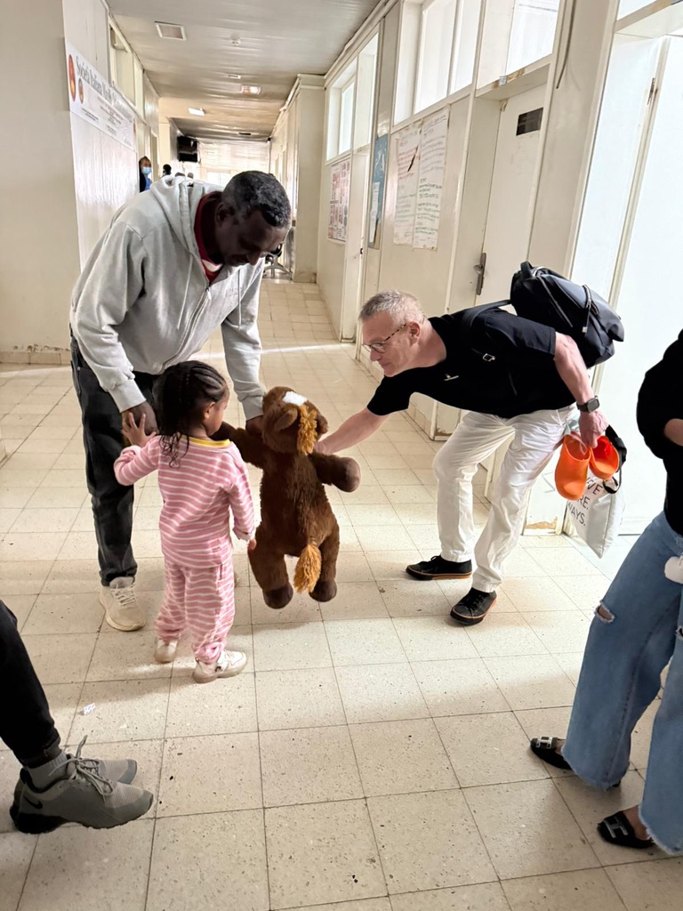 Incontro con una bambina durante una missione umanitaria