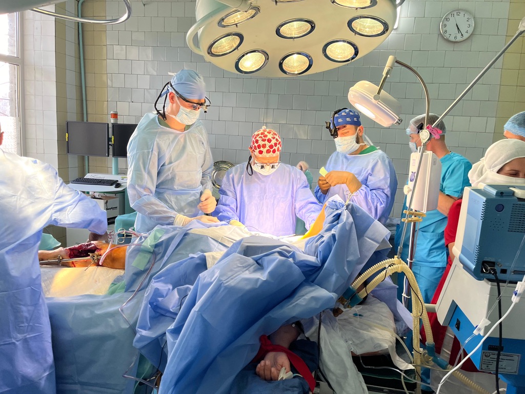 Équipe medica in sala operatoria durante una missione umanitaria