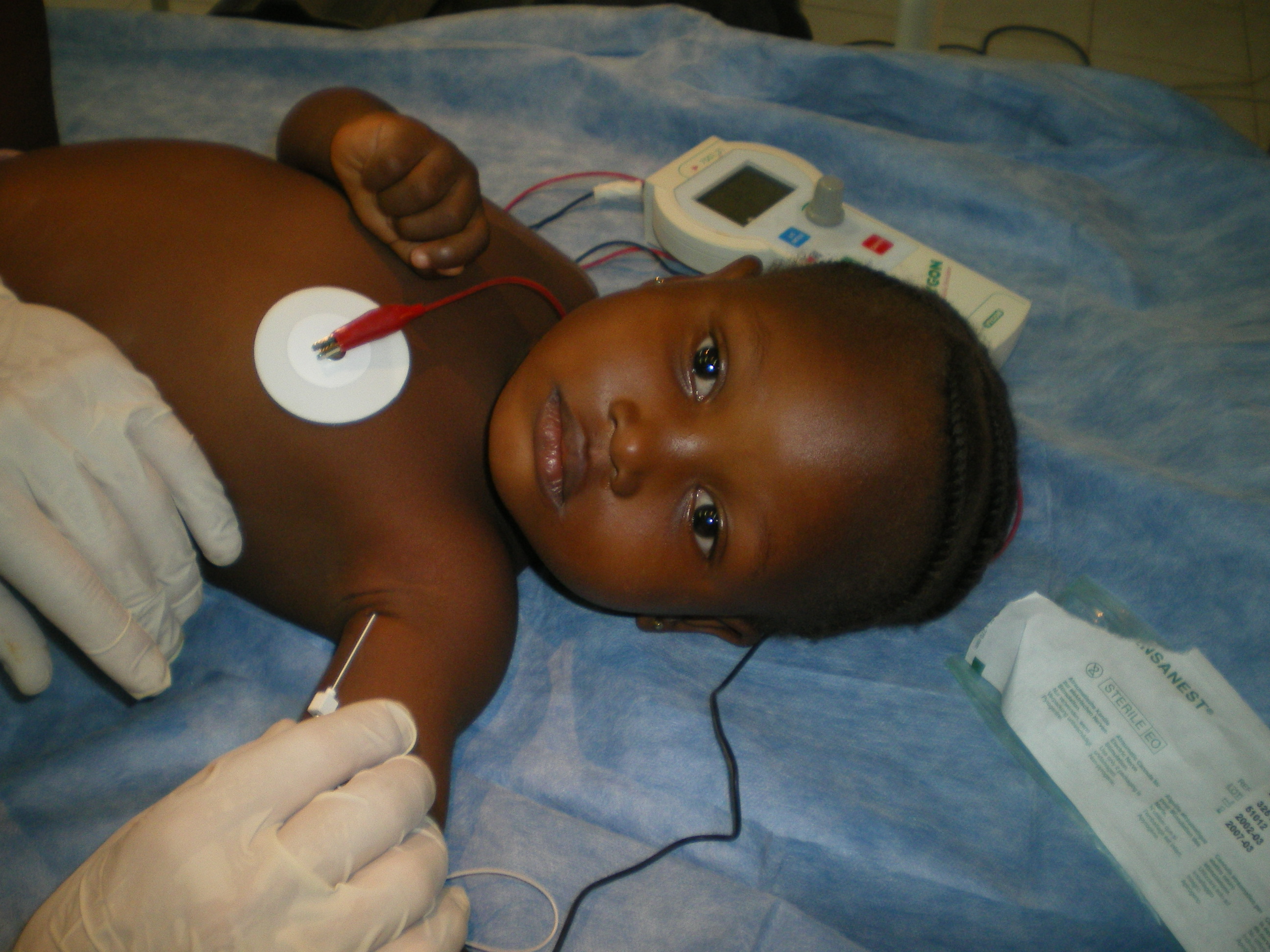 Assistenza pediatrica durante una missione umanitaria