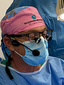Il Prof. Marco Innocenti in sala operatoria durante attività chirurgica