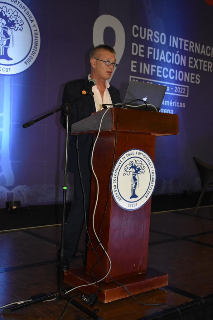 Il Prof. Marco Innocenti durante una relazione congressuale