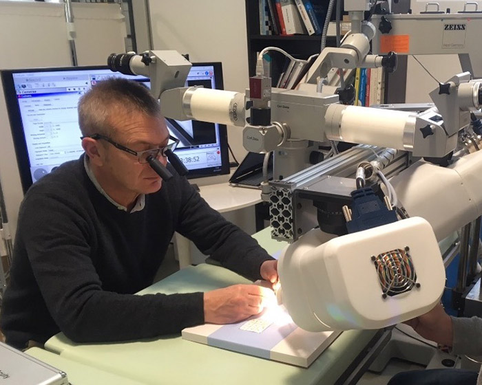 Il Prof. Marco Innocenti al microscopio in attività di ricerca microchirurgica